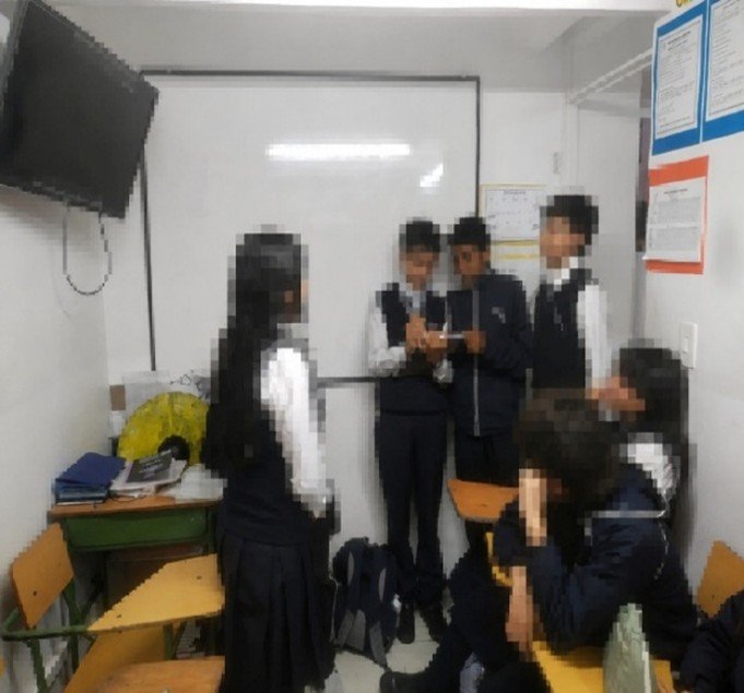 Estudiantes realizando actuación en un estadio