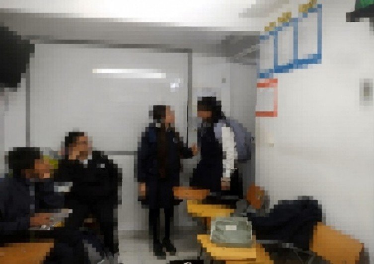 Estudiantes realizando una actuación en un aeropuerto